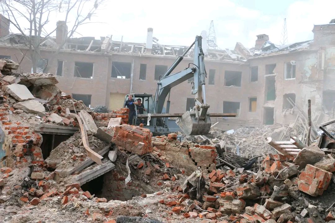 Обстріл Харкова: Продовжуються аварійно-рятувальні роботи у зруйнованій триповерхівці