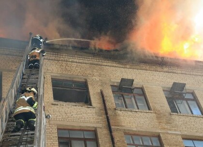 Рятівники розповіли, як гасять пожежу на заводі в Харкові (фото)