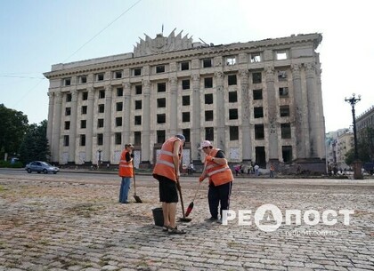 У центрі Харкова прибирають наслідки ракетного прильоту по будівлі ХОДА (фото)