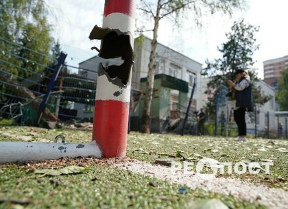 Фото наслідків ранкового обстрілу Харкова: снаряди влучили в зону відпочинку, дитячий садочок та житловий будинок