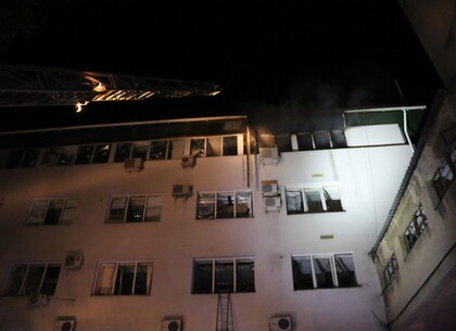 Після нічного обстрілу в Харкові палали житловий будинок та офісний центр (фото)