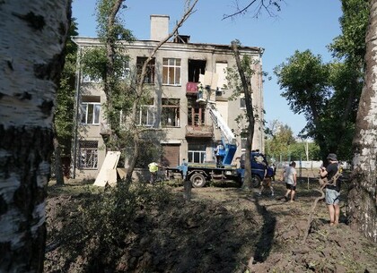 Фото наслідків обстрілу Київського району Харкова, під час якого зазнали поранень дві жінки