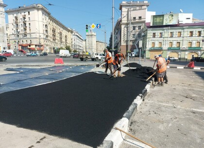 Харківські шляховики ремонтуют покриття у різних районах міста (фото)
