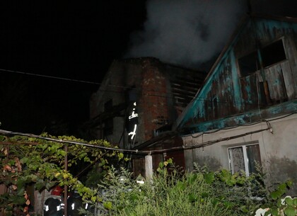 Рятівники загасили пожежу в приватному будинку Харкова після ракетного удару (фото)
