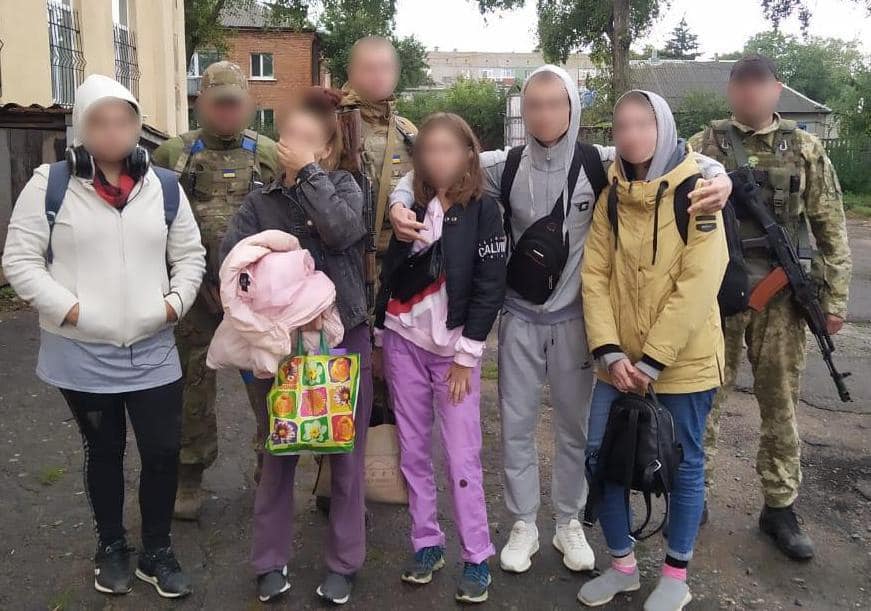 У Харківській області окупанти тримали підлітків у підвалі 