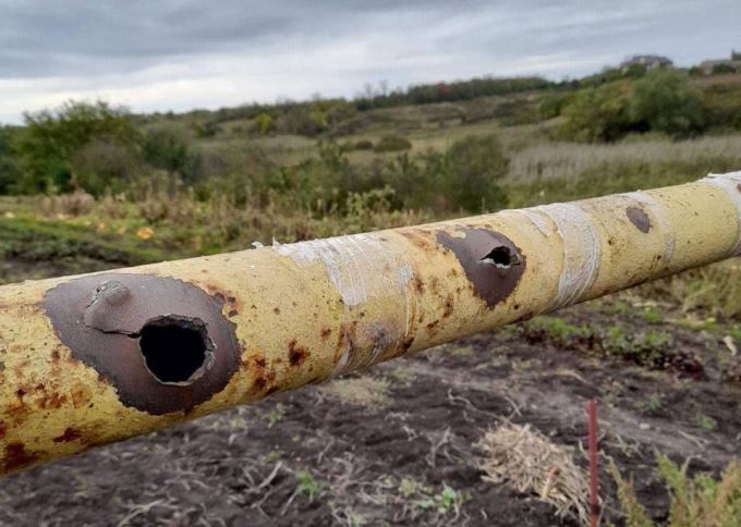 перебитый снарядами газопровод в селе Коробочкино Чугуевского района Харьковской области