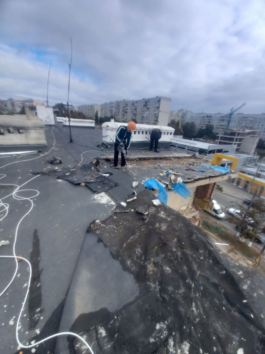Відновлюють пошкоджений ворогом будинок на Холодногірській у Харкові