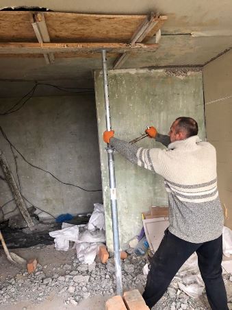 У Харкові в житлових будинках по вул. Амосова відновлюють квартири, які зазнали значних пошкоджень через ворожі обстріли