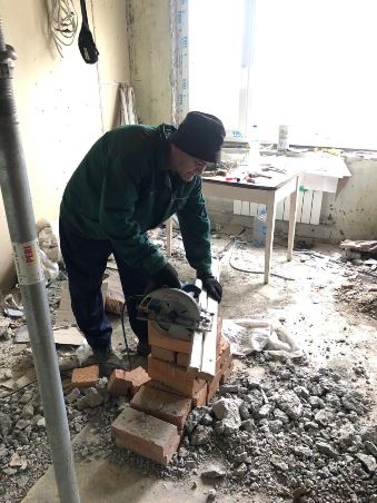 У Харкові в житлових будинках по вул. Амосова відновлюють квартири, які зазнали значних пошкоджень через ворожі обстріли