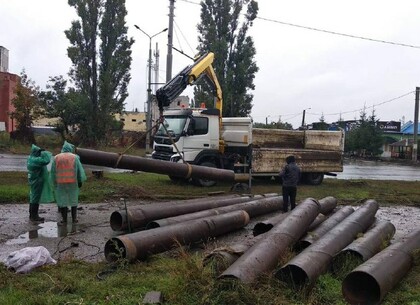 Харківські комунальники відновлюють після обстрілів ворога магістральні теплопроводи