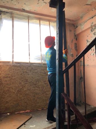 У Харкові будівельники проводять ремонтно-відновлювальні роботи зруйнованих робстрілами житлових будинків на Салтівці