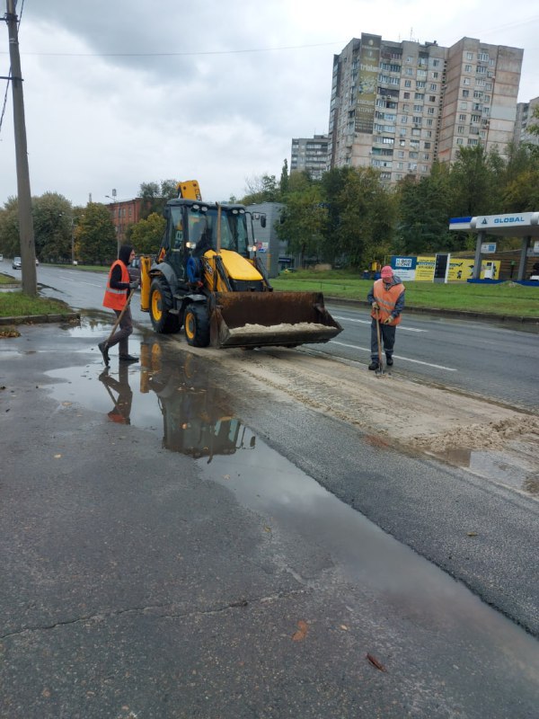 Приводять у порядок вулиці центру міста харківські ремонтники