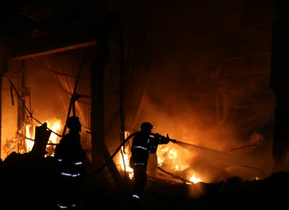 Ракетні удари по інфраструктурі Харкова: виникли дві пожежі, загинула жінка (фото)