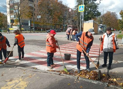 Шляховики Харкова відновлюють покриття вулиць та дорожню розмітку