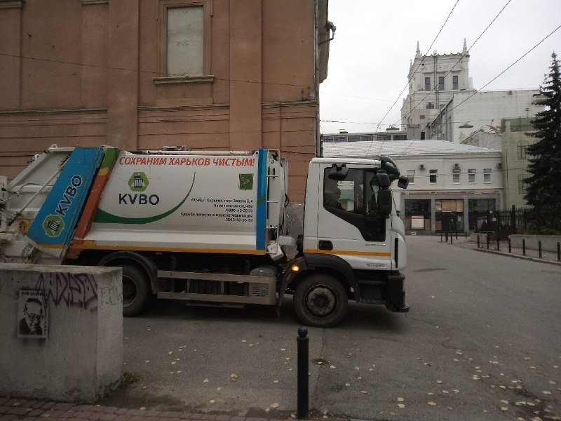 Вивозять щоденно півтори тисячі кубометрів відходів з центру Харкова комунальники