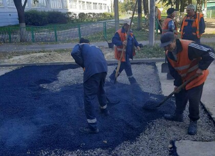 Шляховики відновлюють вулиці районів Харкова