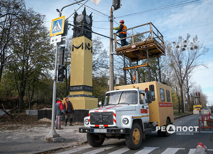 В Харкові відновлюють пошкоджені російським агресором контактні мережі тролейбусів (фото)
