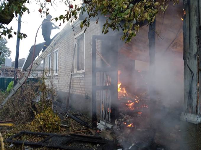 Пожежа в селищі Дворична Куп’янського району після обстрілу 24 жовстня