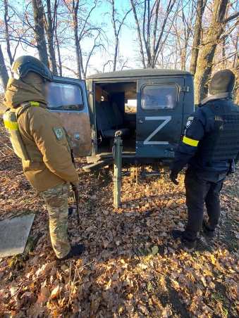 Склад БК та кинуті авто знайшли в одному з деокупованих сіл Харківської області