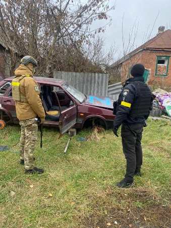 Склад БК та кинуті авто знайшли в одному з деокупованих сіл Харківської області