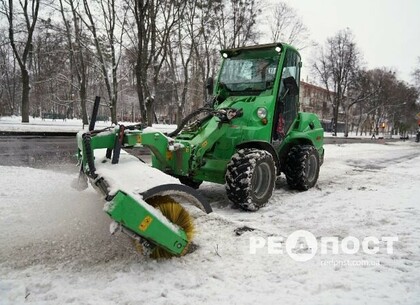 У Харкові прибирають сніг (фото)