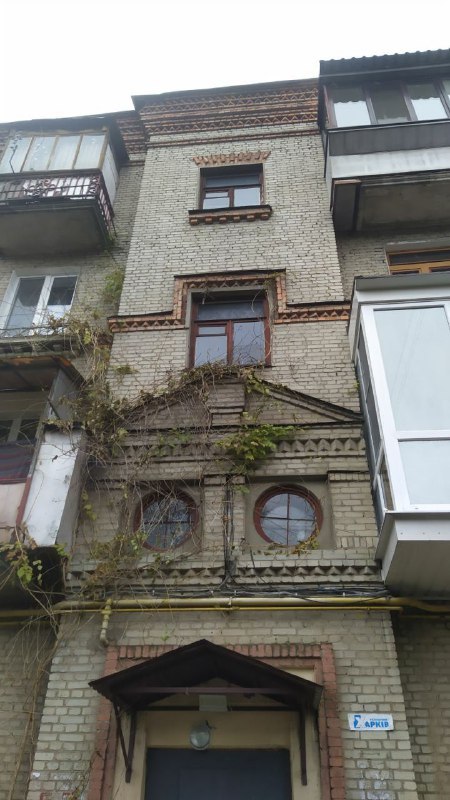 Відновлюють постраждалі від обстрілів будинки у Харкові