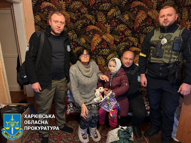 Допомогли маленькій дівчинці, яка вижила під час терору ворога на Харківщині прокурори