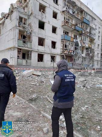 окупанти вдарили ракетою по житловій п‘ятиповерхівці поблизу Чугуєва: поранено двох жінок