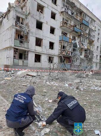 окупанти вдарили ракетою по житловій п‘ятиповерхівці поблизу Чугуєва: поранено двох жінок