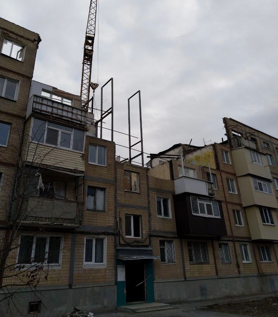 У Харкові на вулиці Танкопія відбудовують багатоповерхівку, зруйновану обстрілом