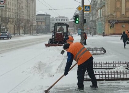 Сніг у Харкові прибирають майже дві тисячи комунальників