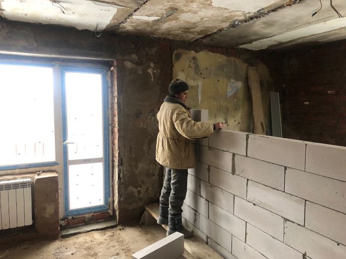 У житловому масиві  Кулиничі, що у Немишлянському районі Харкова, відновлюють пошкоджені ворожими снарядами будинки