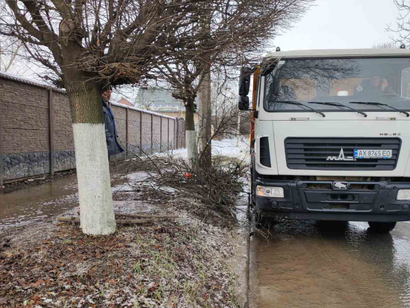 У Харькові на Ново-Баварському проспекті оперативно усувають аварійну ситуацію на трубопроводі