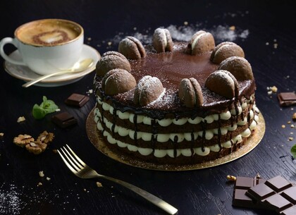 Ефектний торт з шоколадних коржів «Вупи пай»