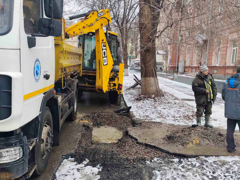 У Харькові бригади КП Харківводоканал усувають пошкодження на водоводах