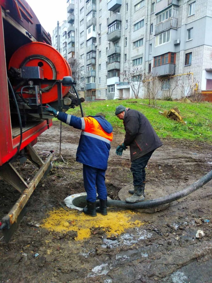 Промили десятки метрів зливової каналізації комунальники Харкова