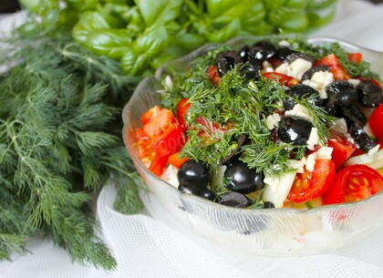Апетитний салат з курки з маслинами та кукурудзою