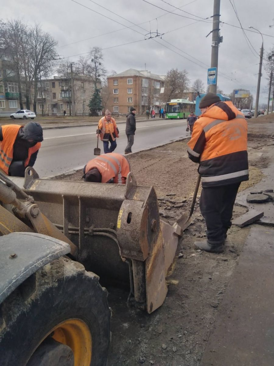 Ведуть ремонт на трьох проспектах Харкова комунальники