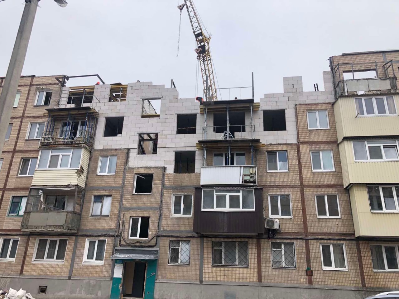 У Харкові продовжують відновлювати житлову багатоповерхівку на вулиці Танкопія, постраждалу від обстрілів