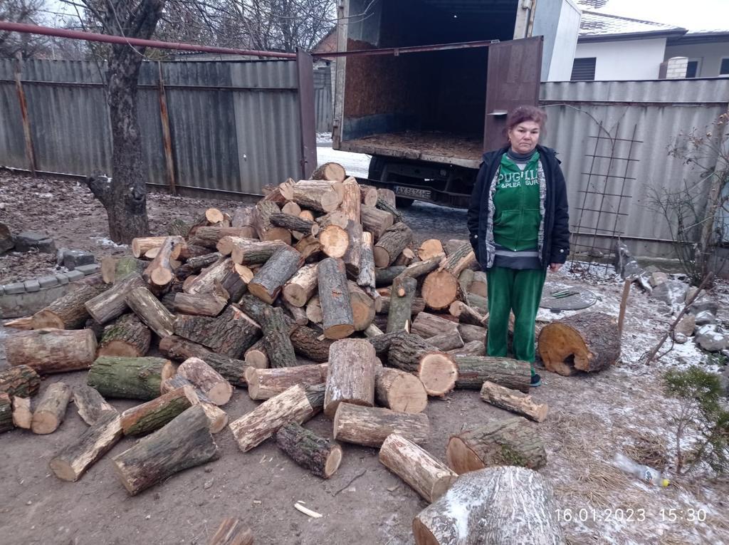 Забезпечують містян паливною деревиною у Харкові