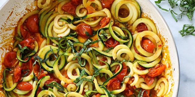 Як приготувати спагетті з кабачків, тушковані з помідорами