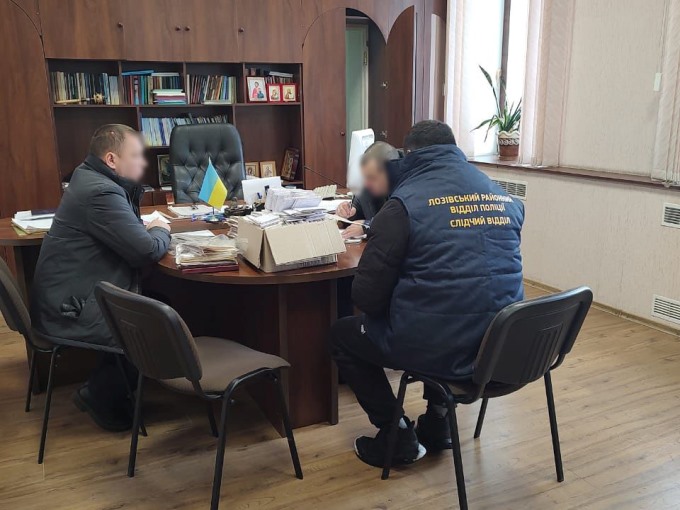 На Харківщині працівники поліції викрили групу осіб у крадіжці паливно-мастильних матеріалів з державного підприємства.