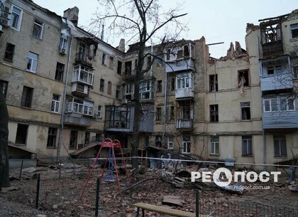 Як виглядає будинок у центрі Харкова після ракетного удару (фоторепортаж)