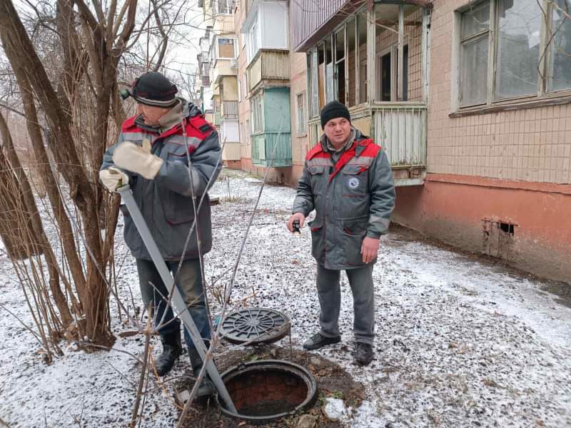 Моніторять стан та ремониують мережі в постраждалому районі Харкова комунальники