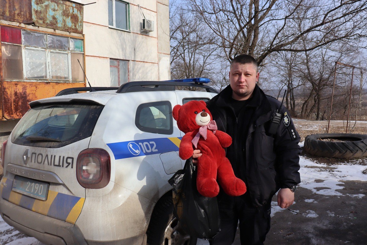 Зустрілася зі своїм рятівником з-під завалів дівчинка Софія. Новини Харкова