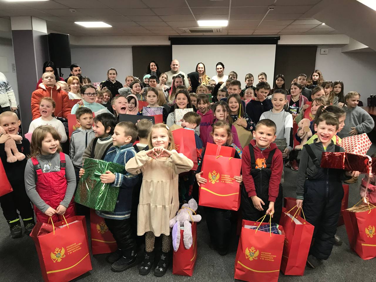 Консул Чорногорії у Харкові порадувала подарунками дітлахів