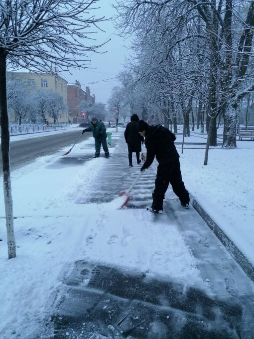 У Харкові 12 лютого парки, вулиці та прибудинкові територіх чистят від снігу більше трьох тисяч працівників ЖКГ