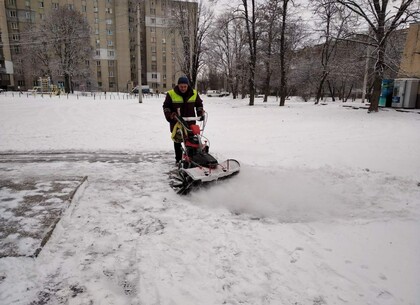 Комунальники Харкова зранку прибирають місто від снігу (фото)