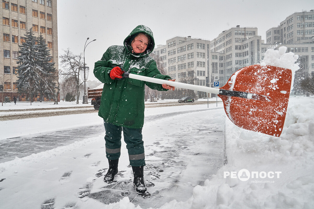 Розчищають дороги від снігу комунальники Харкова