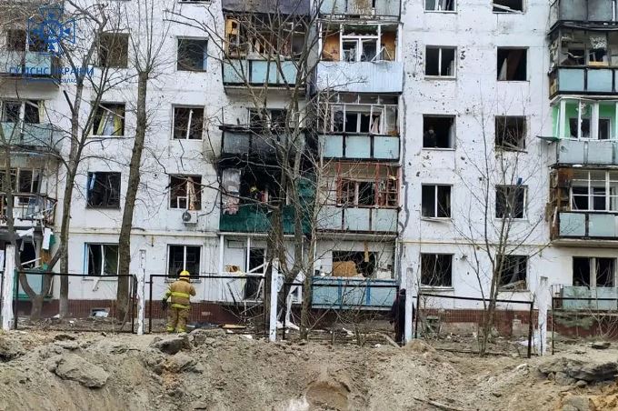 Після обстріла Чугуїва 1 березня рятувальники гасили пожежу у багатоповерхівці й котельні